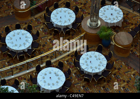 Tables décorées pour une réception dans un hôtel Hilton de luxe, Roissy CDG (FR) Banque D'Images