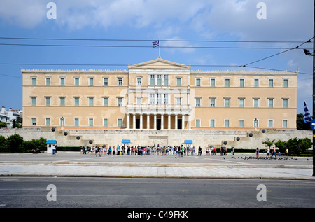 Athènes, Grèce, les touristes à regarder la cérémonie de relève de la garde sur la Tombe du Soldat inconnu en face du Parlement grec Banque D'Images