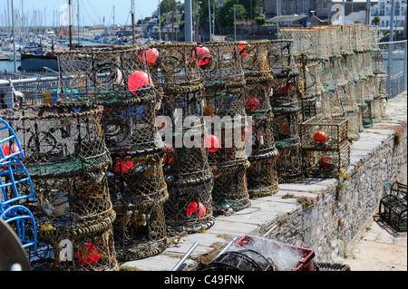 Des paniers de pêche empilés sur le quai brixham devon england uk Banque D'Images