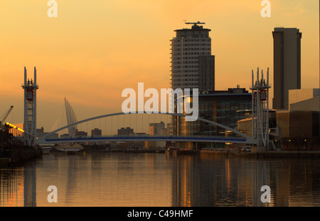 Salford Quays millénaire/pied du pont-Bridge au coucher du soleil au crépuscule Banque D'Images