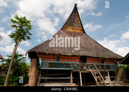 Maison traditionnelle dans village Batak Lingga, près de Berastagi, Sumatra, Indonésie Banque D'Images