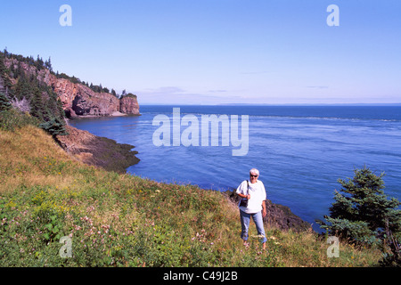 Cape d'Or, Nouvelle-Écosse, Canada - Côte sauvage le long de la baie de Fundy avec vue sur le bassin et de basalte de raie avec les Grottes de la mer Banque D'Images