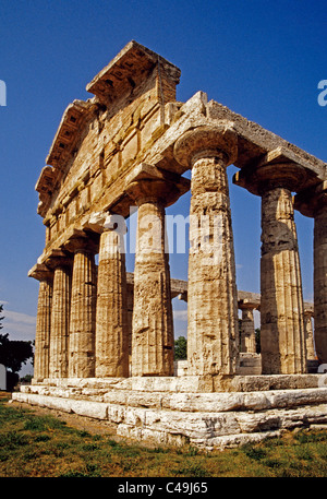 Vue avant du Temple (église) d'Hera II au ruines de la ville gréco-romaine de Paestum, en style dorique archaïque Banque D'Images