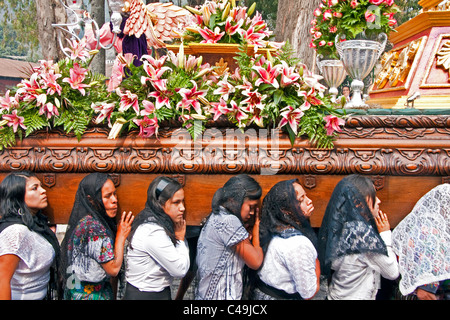 La Semaine Sainte (Semana Santa) float porté par les femmes dans la procession religieuse à Antigua Banque D'Images