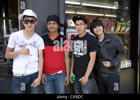 Groupe d'amis adolescents traînant le long de Broadway à New York City. Banque D'Images