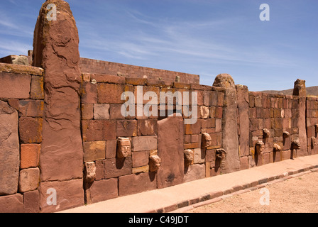 AD 500-900 Tiahuanaco, Temple souterrain, mur avec des têtes sculptées. Banque D'Images