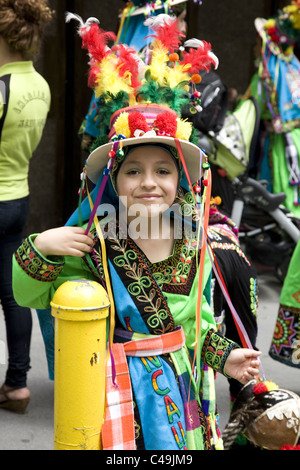 Anuual New York City Parade de danse le long de Broadway à New York City. Jeune danseuse bolivienne en attente de la parade. Banque D'Images