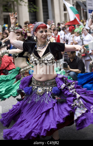 Anuual New York City Parade de danse le long de Broadway à New York City. Danseuses du ventre. Banque D'Images