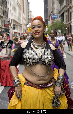 Anuual New York City Parade de danse le long de Broadway à New York City. Danseuse du Ventre. Banque D'Images