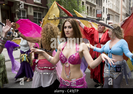 Anuual New York City Parade de danse le long de Broadway à New York City. L'équilibre des danseuses du ventre l'épée sur la tête qu'ils dansent. Banque D'Images