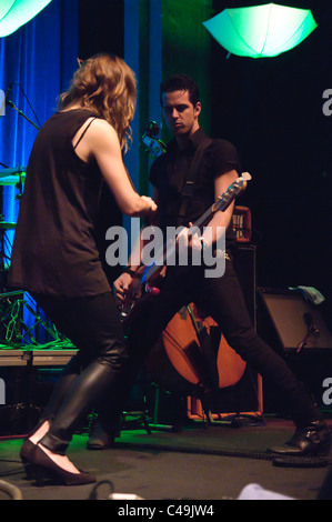 Airborne Toxic Event jouer live à la Newport Music Hall, Columbus, OH le 15 mai 2011 Banque D'Images