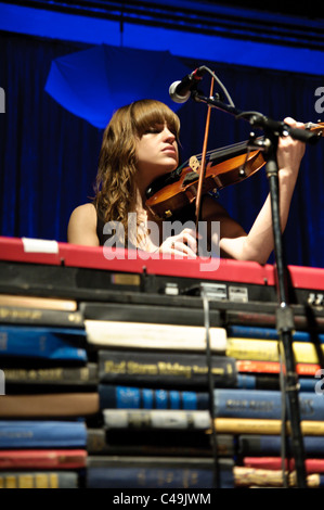 Airborne Toxic Event jouer live à la Newport Music Hall, Columbus, OH le 15 mai 2011 Banque D'Images