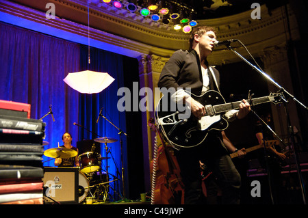 Airborne Toxic Event jouer live à la Newport Music Hall, Columbus, OH le 15 mai 2011 Banque D'Images