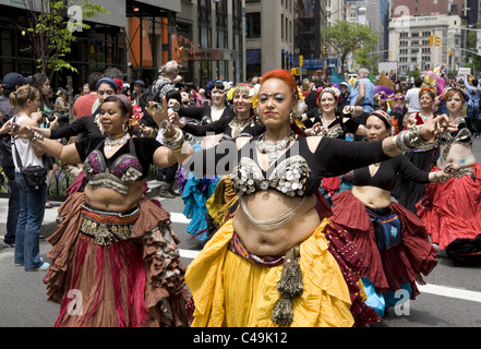 Anuual New York City Parade de danse le long de Broadway à New York City. Banque D'Images