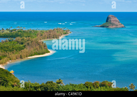 Kaneohe Bay & Mokoli'i Island (anciennement connu sous le nom de « Chinaman's Hat »), Oahu, Hawaii, États-Unis Banque D'Images