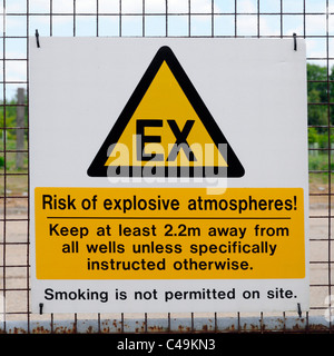 Gestion des déchets d'atmosphère explosive avertissement sur site d'enfouissement fermé après l'aménagement paysager et de bien des installations dans le secteur rural de l'Essex England UK Banque D'Images