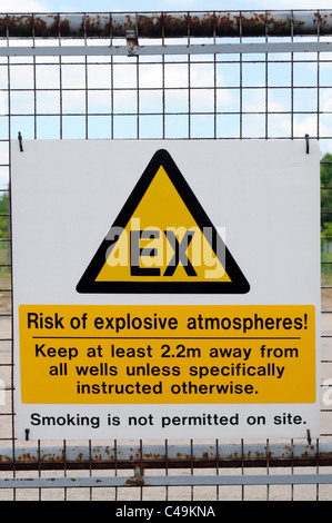 Gestion des déchets d'atmosphère explosive avertissement sur site d'enfouissement fermé après l'aménagement paysager et de bien des installations dans le secteur rural de l'Essex England UK Banque D'Images