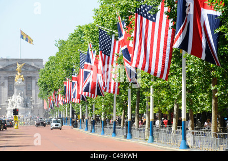 Drapeau américain & Union Jack line toute la longueur de la rue de Londres Mall & Royal Standard au-dessus du palais de Buckingham lors d'une visite d'état du Président Obama Banque D'Images