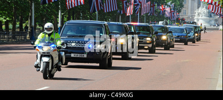 La moto a rencontré la police et les cortège de sécurité au Royaume-Uni et aux États-Unis Garde des voitures dans le Mall London pour le président Obama état Visitez Union Jack et le drapeau américain de l'Angleterre Banque D'Images