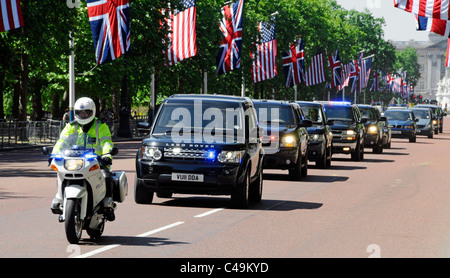 La moto a rencontré la police et les cortège de sécurité au Royaume-Uni et aux États-Unis Garde des voitures dans le Mall London pour le président Obama état Visitez Union Jack et le drapeau américain de l'Angleterre Banque D'Images