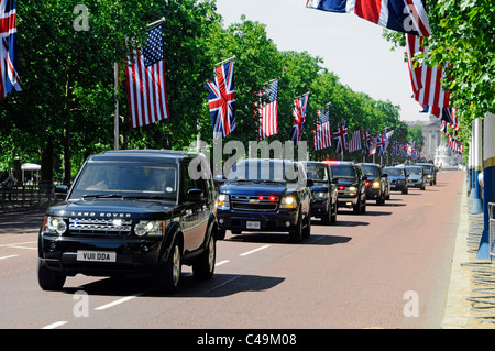 Cortège présidentielle des gardes de sécurité du Royaume-Uni et des États-Unis dans le Durant la visite du président américain Obama, le centre commercial a un drapeau de l'Union Drapeaux américains Londres Angleterre Royaume-Uni Banque D'Images