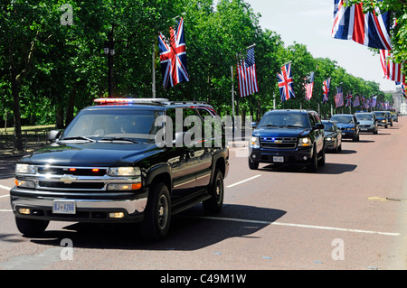 Cortège présidentielle des gardes de sécurité du Royaume-Uni et des États-Unis dans le Le président américain de Mall visite l'État d'Obama voiture de Chevrolet américaine & Drapeaux Londres Angleterre Royaume-Uni Banque D'Images