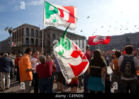 Célébrations dans la place du Duomo, du parti de Silvio Berlusconi est défait à l'élection de Milan. Photo:Jeff Gilbert Banque D'Images