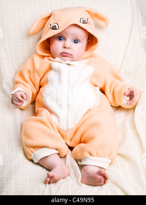 Newborn baby girl costume de lapin de Pâques sur fond clair Banque D'Images