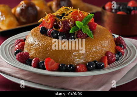 Savarin aux fruits. Dessert traditionnel Banque D'Images