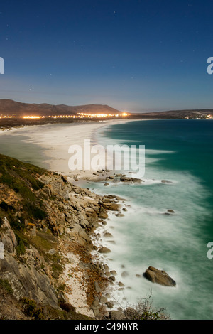 La nuit, clair de vue de Noordhoek beach à Cape Town, Afrique du Sud. Banque D'Images