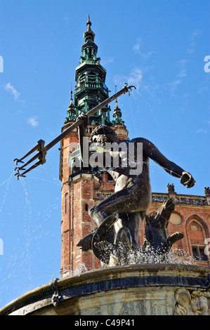 Fontana Neptuna (fontaine de Neptune) et tour de l'ancien hôtel de ville, Gdansk, Pologne Banque D'Images