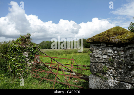 Vieille clôture en pierre et fer barrière, Comté de Mayo en Irlande Banque D'Images