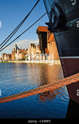 Żuraw, ou la grue, domine le front de mer de Gdansk, Pologne Banque D'Images