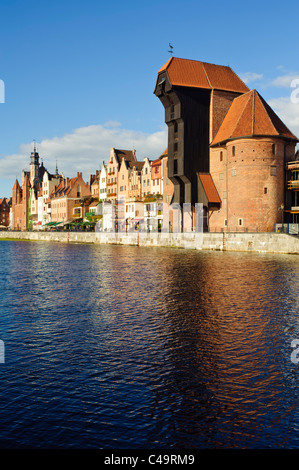 Żuraw, ou la grue, domine le front de mer de Gdansk, Pologne Banque D'Images