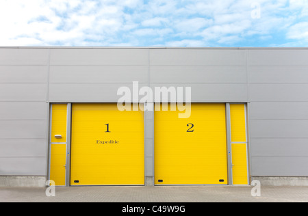 Entrepôt industriel jaune avec portes à rouleaux Banque D'Images