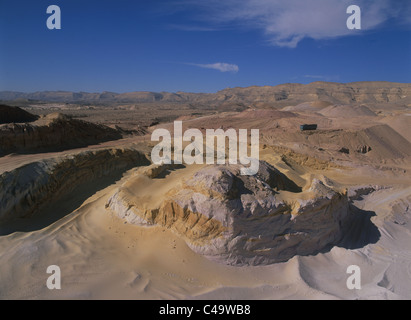 Photographie aérienne du des carrières de sable dans le cratère de Ramon dans le désert du Néguev Banque D'Images