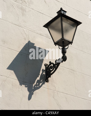 Lanterne avec son ombre sur un mur blanc Banque D'Images