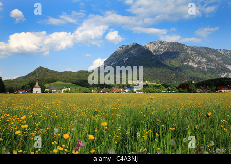 L'église de Sainte Agathe dans le village du même nom près de Bad Goisern en Autriche. Gschwand Hoher mountain se trouve au-delà de Banque D'Images