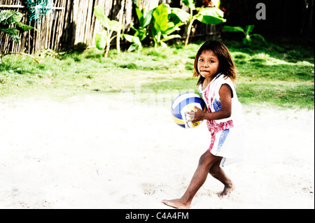 Portrait d'une jeune fille Kuna en rattrapage dans son arrière-cour sur l'île dans l'Nalunega archipel des San Blas, Panama Banque D'Images