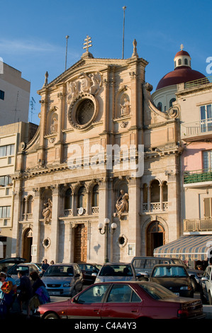 L'église paroissiale de Jésus de Nazareth à Sliema, Malte est confrontée sur au port et se trouve à proximité de la principale ligne de bus, ferry et croisière s'arrête. Banque D'Images