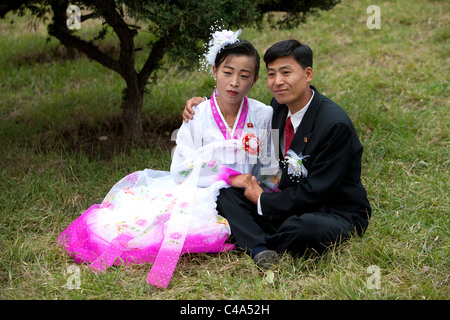 Jeunes mariés : mari et femme à Pyongyang, Corée du Nord (RPDC) Banque D'Images