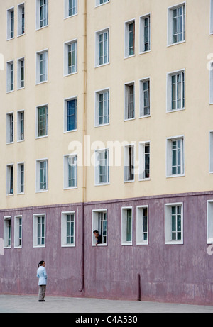 Les gens parler dans la rue, Pyongyang, RPDC (Corée du Nord) Banque D'Images