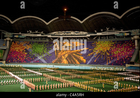 Jeux de masse de l'Arirang au May Day Stadium de Pyongyang (RPDC, Corée du Nord) avec des athlètes et des danseurs en spectacle Banque D'Images