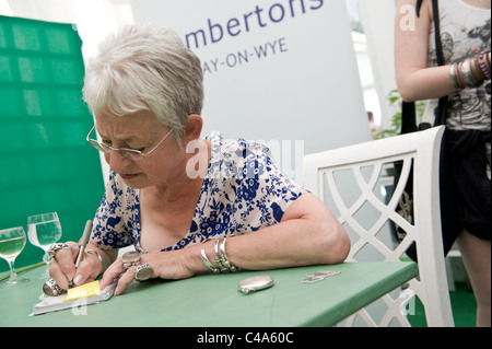 Jacqueline Wilson pour l'auteur livre signant au Hay Festival 2011 Banque D'Images