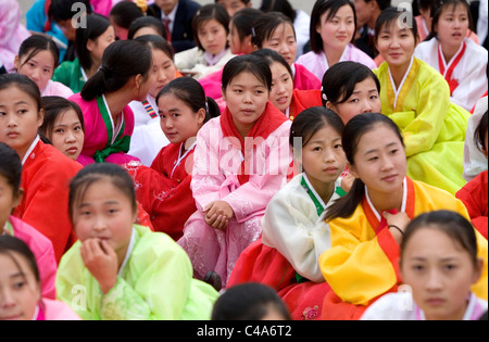 Groupe de jeunes femmes avec des tenues traditionnelles (dynastie Joseon-ot ou hanbok) à Pyongyang, Corée du Nord (RPDC) Banque D'Images