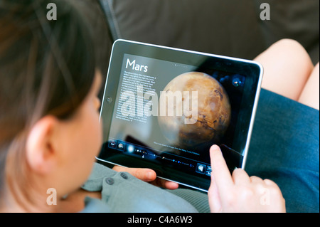 Close up of woman using digital tablet iPad ordinateur pour en savoir plus sur Mars et le système solaire à l'astronomie d'app Banque D'Images