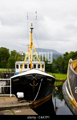 Un bateau amarré sur le Canal Calédonien au bassin de Corpach près de Fort William en Ecosse Banque D'Images