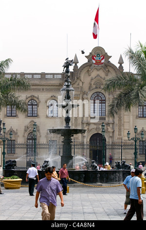 Le Palais du Gouvernement du Pérou aussi connu comme la maison de Pizarro, situé sur le côté nord de la Plaza Mayor de Lima, Pérou. Banque D'Images