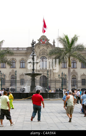 Le Palais du Gouvernement du Pérou aussi connu comme la maison de Pizarro, situé sur le côté nord de la Plaza Mayor de Lima, Pérou. Banque D'Images