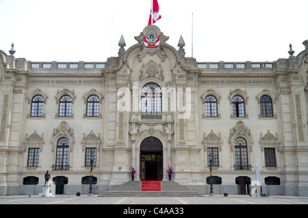 Le Palais du Gouvernement du Pérou aussi connu comme la maison de Pizarro, situé sur le côté nord de la Plaza Mayor de Lima, Pérou. Banque D'Images